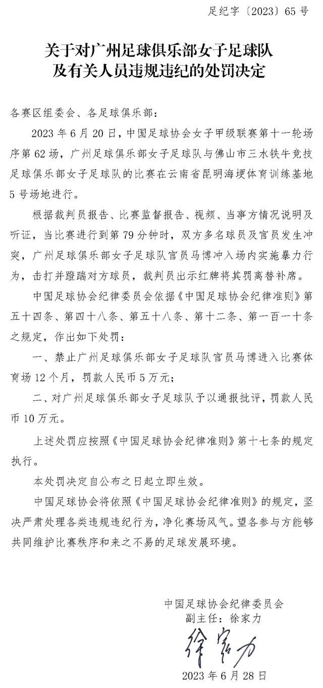 作为健身狂人的他，一身性感阳刚的肌肉身材也是靠着汗水和时间一点点雕刻而来